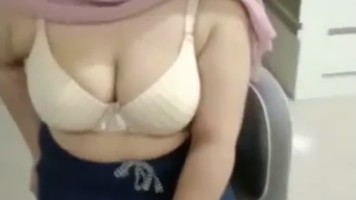 Bokep Jilbab – Rare! Sepongan Cewek Hijabers Pink Si Cantik Lagi Viral