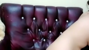 Adegan Panas Tante HANAQU Show Ngewe Di Sofa